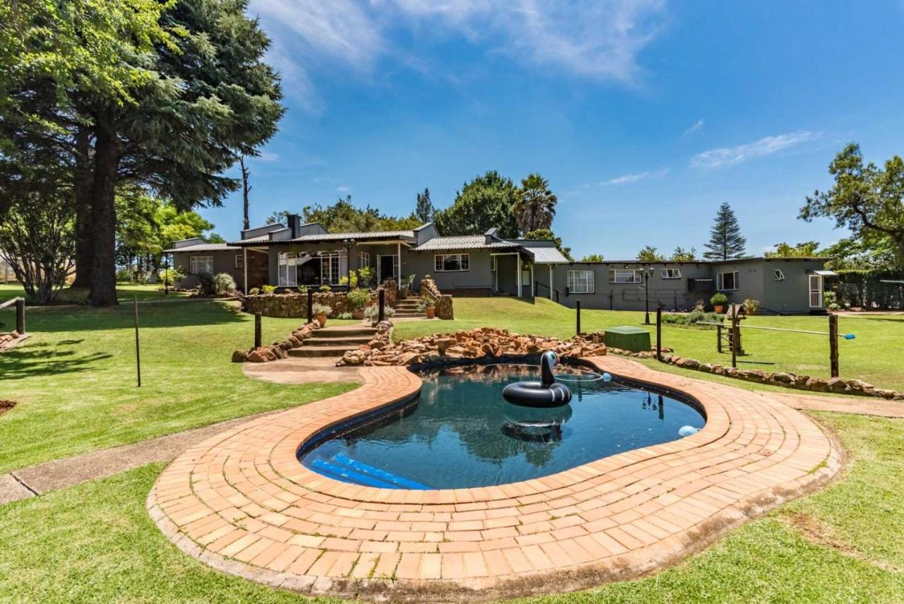 Self-Catered Apartment With Pool Krugersdorp Esterno foto